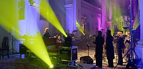 Wieczór Uwielbienia rozświetlił farę (zdjęcia, film)