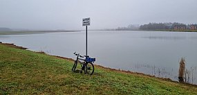 Wędkarze nad zbiornikiem w Rydzynie (zdjęcia)