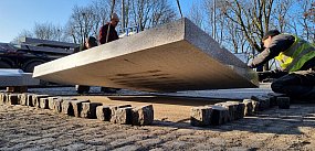 Stawiają pomnik przed szkołą w Lesznie (zdjęcia, film)