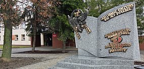 Pomnik przed szkołą w Lesznie gotowy (zdjęcia)