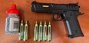 Strzelał do ojca z pistoletu i... kradł perfumy