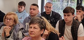 Seniorzy i uczniowie ZST na placu manewrowym (zdjęcia)