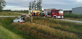 Samochód wjechał do rowu, dwie osoby w szpitalu