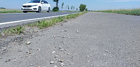 Samochody wyrzucają kamienie na ścieżkę rowerową