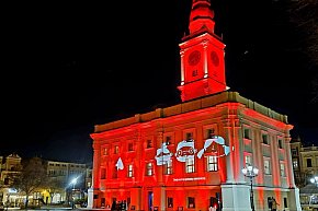 Ratusz w Lesznie podświetlony na czerwono-11581