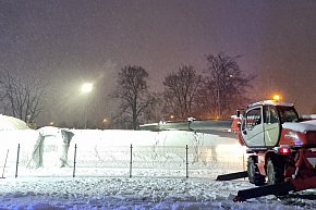 Balon położył się na tafli lodowiska-11620