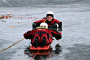 Strażacy ratowali człowieka, pod którym załamał się lód-11883