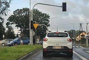 Zderzenie dwóch aut na krzyżówce. Nie działa sygnalizacja (zdjęcia)-78357