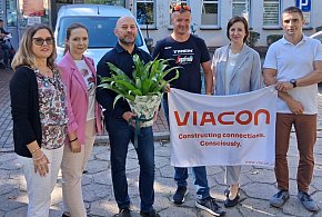 Pracownicy firmy ViaCon jeździli do pracy rowerami i pomogli trzem rodzinom-78413