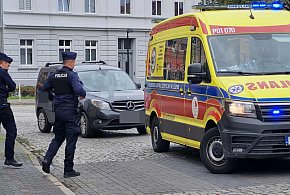 Dziecko potrącone przez samochód. Na miejscu policja i karetka (zdjęcia)-79128