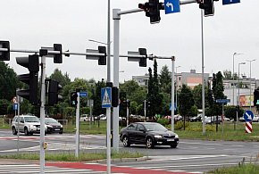 Zderzenie dwóch aut na alei w Lesznie. Sprawca dostał 15 punktów karnych-79329