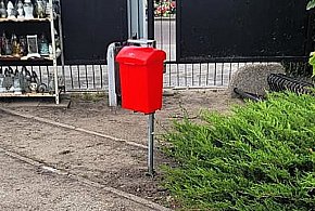 Widzisz taki pojemnik na cmentarzu. Oto, do czego służy-79474
