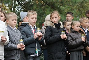 Uczniowie zapalili 20 zniczy dla 20 ofiar zbrodni z 21 października (zdjęcia)-79470