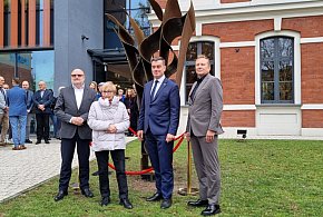 Przed biblioteką w Lesznie stanęła rzeźba. Ma symboliczne znaczenie (zdjęcia)-79617