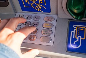 Z kont znikały pieniądze. Policja i bank badają ogólnopolski incydent-79697
