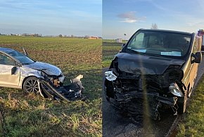 Zderzenie dwóch aut na skrzyżowaniu. Jedno dachowało (zdjęcia)-79772