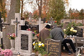 Savoir-vivre na 1 listopada. Jak się zachować podczas wizyty na cmentarzu?-79872