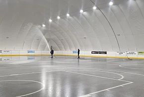 Leje się woda ku radości łyżwiarzy. Sezon na lodowisku tuż - tuż (film)-80081