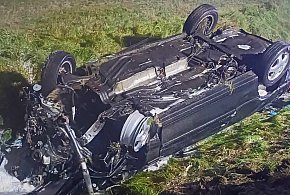 Auto dachowało. Kierowca miał ponad 2 promile, pasażerowie też pili-80183