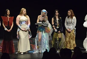 Młodzi projektanci pokazali w Lesznie kreacje nawiązujące do AI (zdjęcia)-80288