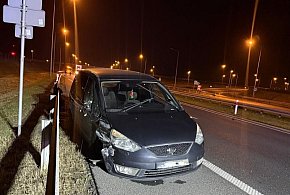 Na drodze S5 ford wjechał w barierę. Kierowca był reanimowany (zdjęcia)-80387
