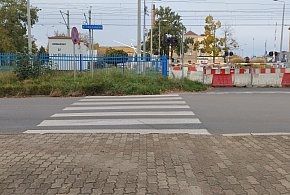 Dziwne przejście dla pieszych w centrum Leszna. Dokąd prowadzą te zebry?-80453