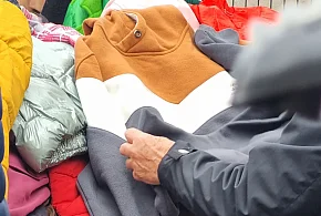 Podziel się kurtką, przytul kurtkę. To nie moda, to konieczność (zdjęcia)-80432