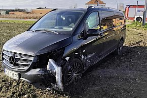 Dwa auta zderzyły się w Nowej Wsi. Jedna osoba w szpitalu (zdjęcia)-80462