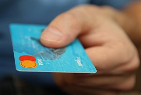 Fiskus skontroluje płatności kartą Polaków? Resort zabiera głos-80522