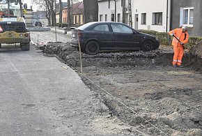 Samochód blokuje budowę parkingu na Rynku Zaborowskim w Lesznie-80540