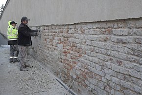 Mur wokół lapidarium znów jest remontowany. Poprzednie prace nie...-80549
