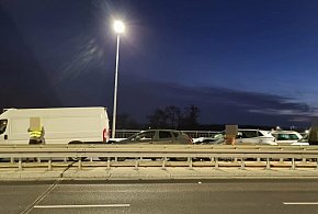 Na wiadukcie w Lesznie zderzyło się kilka aut. Policja ustala kto zawinił-80576