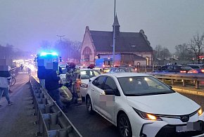 Zderzenie 4 aut na wiadukcie w Lesznie. Jedna osoba w szpitalu (zdjęcia)-80718