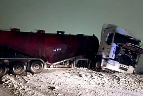 Cysterna wjechała do rowu. Śnieg połamał drzewa (zdjęcia)-80733