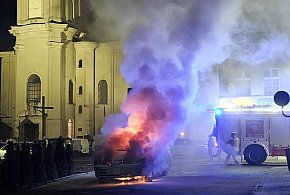W Rydzynie doszczętnie spalił się samochód. Stał przy kościele (zdjęcia)-81321