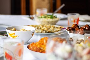 Polacy znów sięgną głębiej do kieszeni. Tyle wydają na świąteczne jedzenie-81402