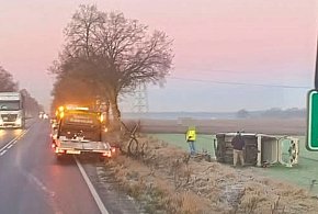 Wpadł w poślizg, wylądował na polu, wezwał pomoc, a ona policję-81573