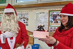 W Przedszkolu nr 19 w Lesznie Gwiazdora witano tortem (zdjęcia, film)-81727