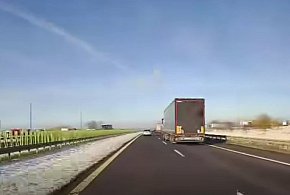 Spadający z naczepy lód uszkodził osobówkę. Jest apel policji do kierowców-81889