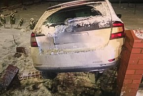 Staranował płot w Lipnie, uciekł i wrócił. Miał 2 promile! (zdjęcia)-82138