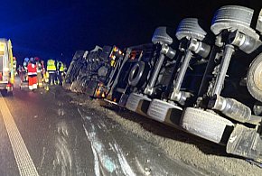 Tir jest wyciągany z rowu. Część ekspresówki zamknięta. Funkcjonuje objazd-82411