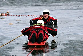 Strażacy ratowali człowieka pod lodem. To powinno być przestrogą (zdjęcia, film)-82450