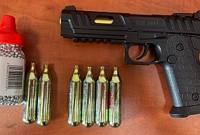 W centrum Leszna strzelał do ojca z pistoletu. Ponadto kradł perfumy