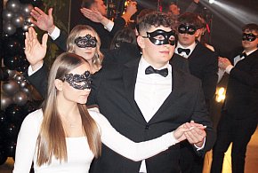 Uczniowie Ekonomika zrzucili peleryny i zatańczyli Poloneza (zdjęcia,filmy)