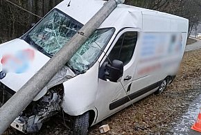 Wpadli w poślizg. Wjechali do rowu, w płot i latarnię. Jest apel policji (zdjęcia)