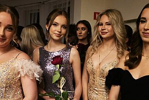 Studniówka III LO w Lesznie. 240 maturzystów na parkiecie (film, zdjęcia)