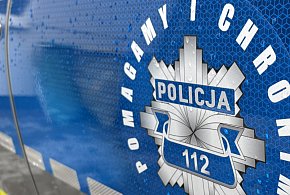 Zwłoki leżały w rowie. Mężczyzna miał ranę głowy. Policja ustala jego tożsamość