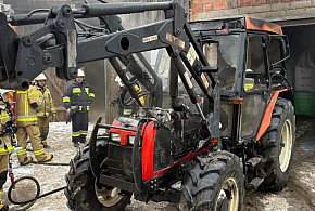 W gospodarstwie palił się ciągnik rolniczy. Był ogrzewany farelką (zdjęcia)