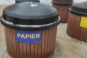 Kobieta wpadła do kontenera na śmieci. Strach pomyśleć, co by było, gdyby...