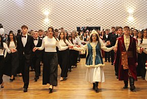 Studniówka ZS nr 4 w Lesznie. Polonez po szlachecku (zdjęcia, film)